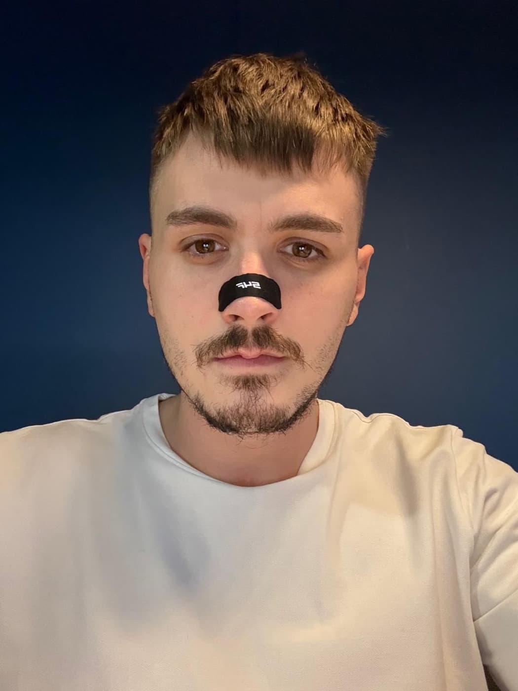 Alex purtând banda nazală S4Oxygen